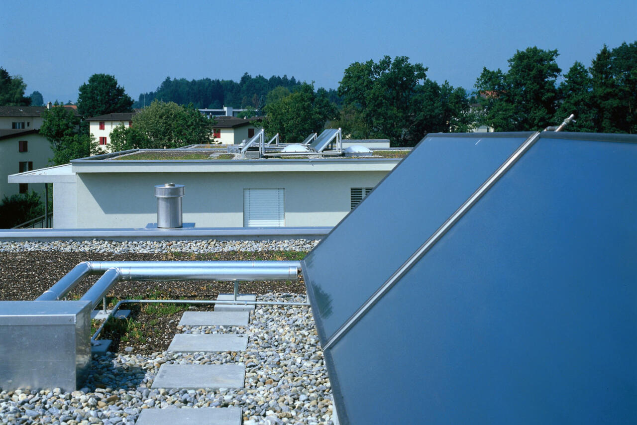 In der Stadt Zürich werden noch immer 85% der fossilen Heizungen durch ebensolche ersetzt. Das hat Energieforschung Stadt Zürich unter anderem herausgefunden. Das Programm schlägt konkrete Massnahmen vor, wie der Ersatz durch erneuerbare Energiesysteme gefördert werden kann.