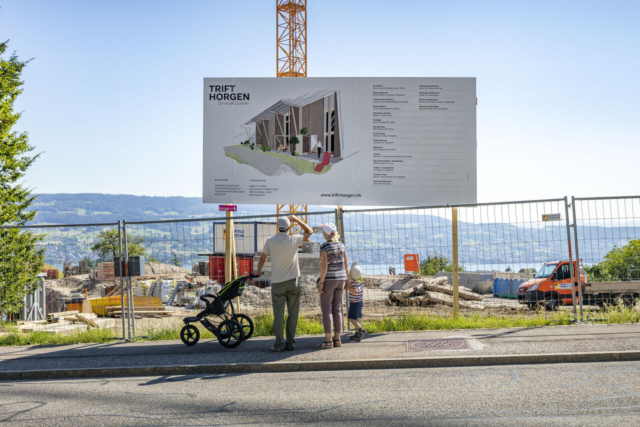 Die Bautafel informiert Passantinnen und Passanten über das Areal Kuppe von Trift Horgen.